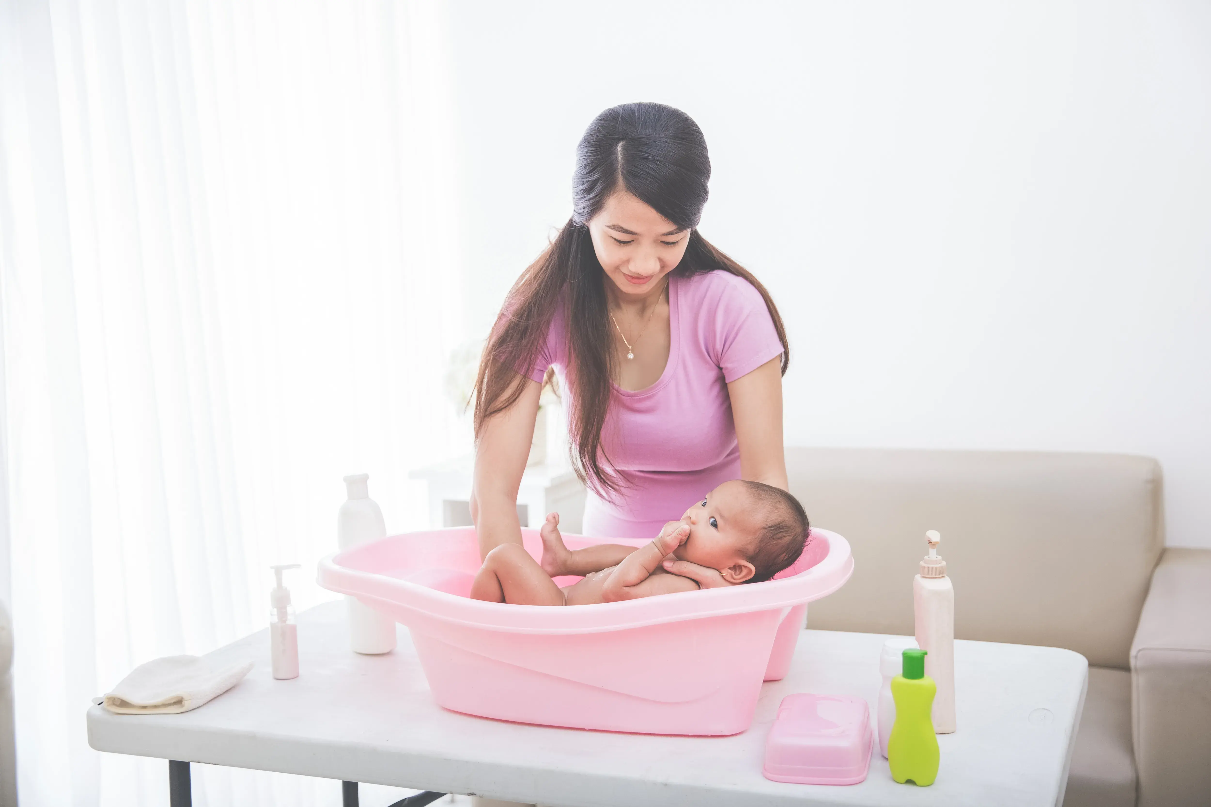 how to bathe a newborn baby