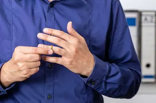 Remove rings - how to use the pulse Oximeter