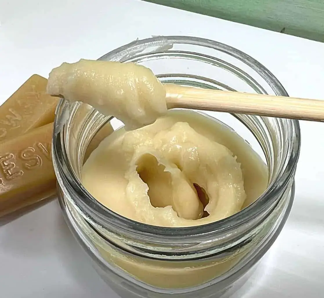 petroleum jelly moisturizer - Natural Face Moisturisers for Glowing Skin